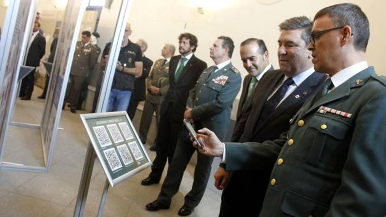 Holgado, segundo por la derecha, durante la inauguración de la exposición