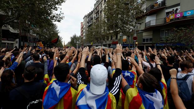 Grupos de encapuchados se suman ya al acoso a Policía Nacional y Guardia Civil en Cataluña