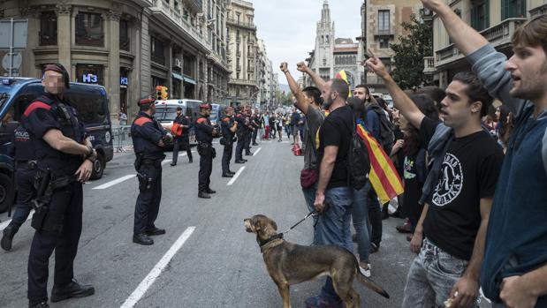 Independentistas recorren el centro de Barcelona contra las fuerzas de seguridad y el Gobierno