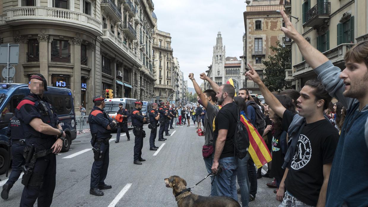 Como en las últimas horas los manifestantes han coreado consignas contra la Policía y la Guardia Civil