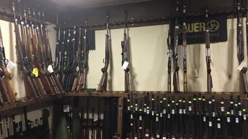Rifles en el interior de la armería
