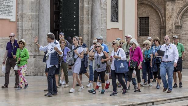 La provincia de Valencia encabeza la bajada del paro en España con 3.439 desempleados menos