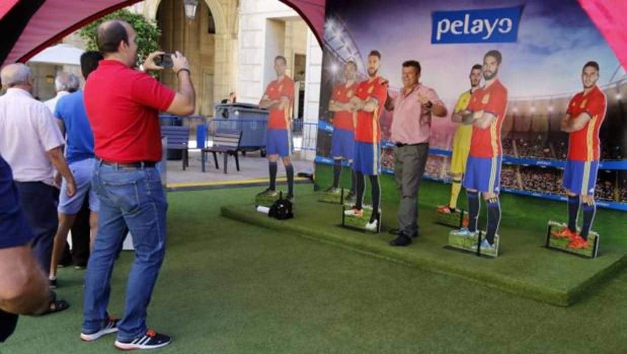 Aficionados se hacen fotos en el «photocall» con reproducciones de jugadores de España
