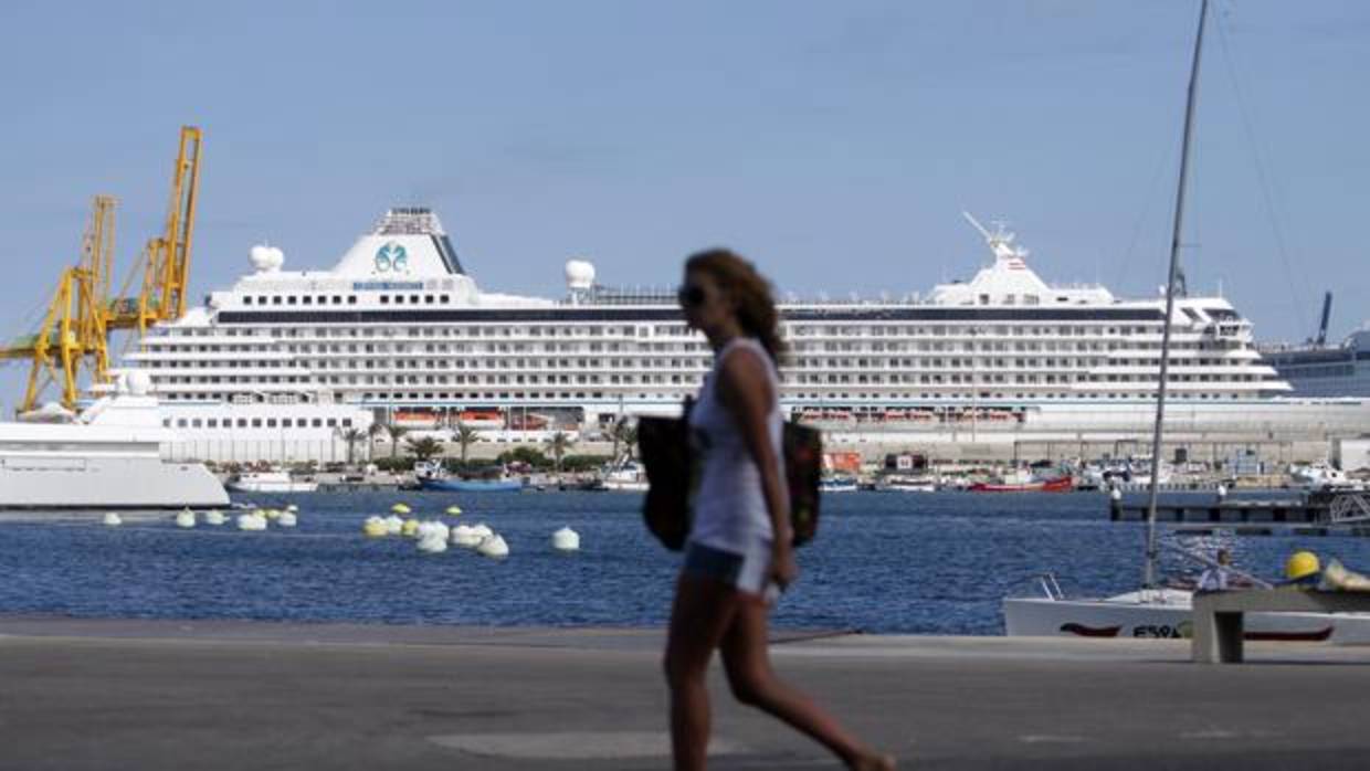 Imagen de archivo de un crucero atracado en el puerto de Valencia