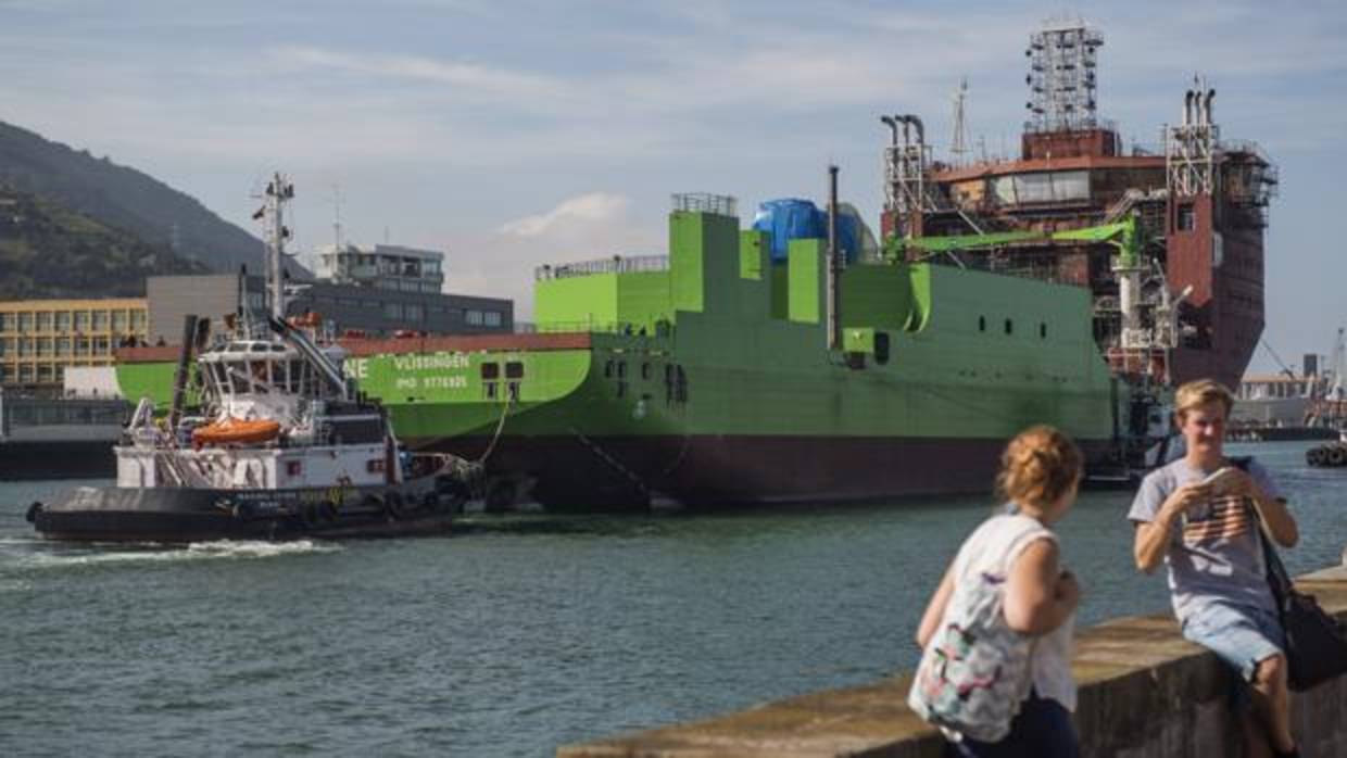 Varios remolcadores han llevado hoy a Santurce (Vizcaya) el buque «Living Stone»