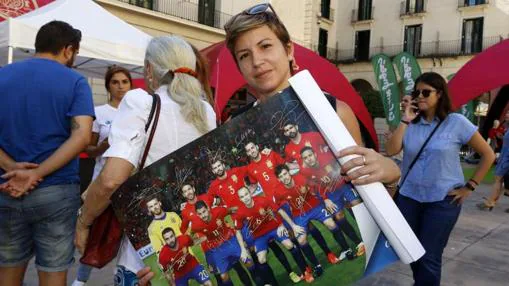 María, una madre alicantina con un póster de la Selección