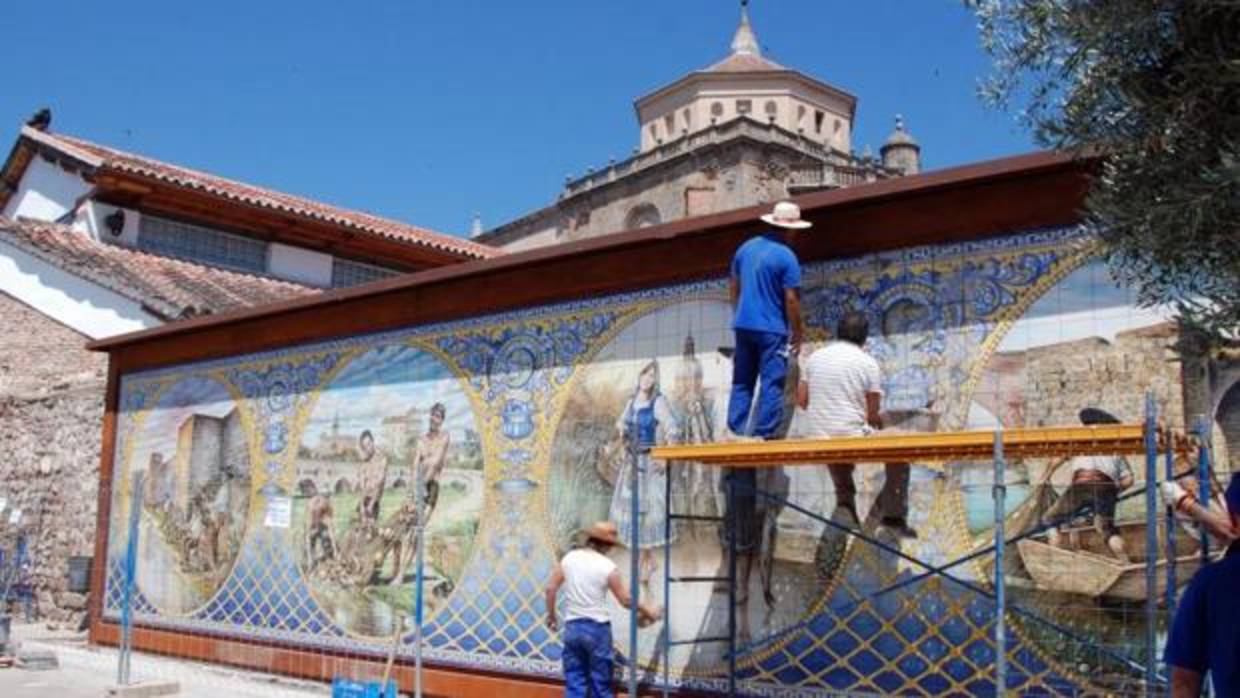 Un mural de cerámica copa la fachada del Museo Etnográfico