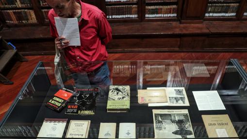 La Nau descobreix en una exposició la faceta bibliòfila i literària de Juan Negrín