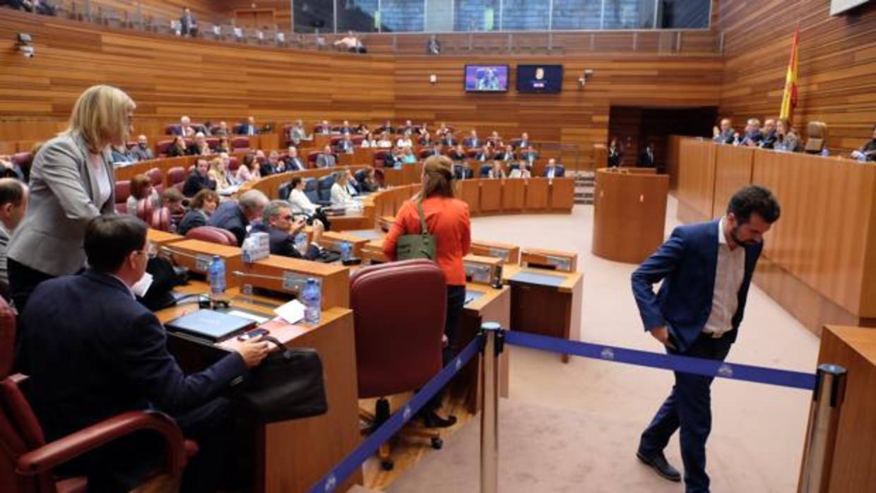 Los procuradores del PSOE abandonan el hemiciclo