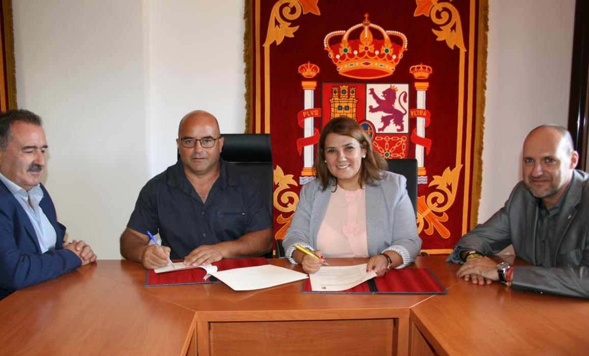 Víctor Elvira y Agustina García firman el convenio en presencia del director provincial de Fomento, Pascual Aguado, y el delegado de la Junta en Talavera, David Gómez