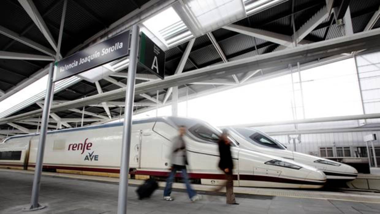 Imagen de un AVE procedente de Madrid a su llegada a la estación Joaquín Sorolla de Valencia