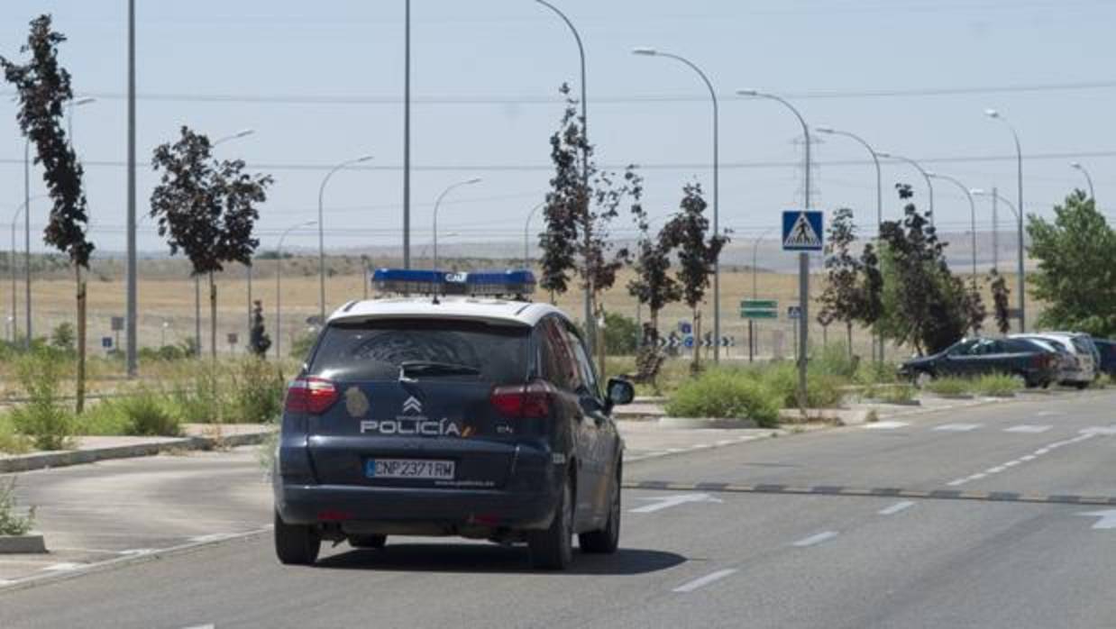 Un coche de la Policía Nacional circula por el PAU de Vallecas