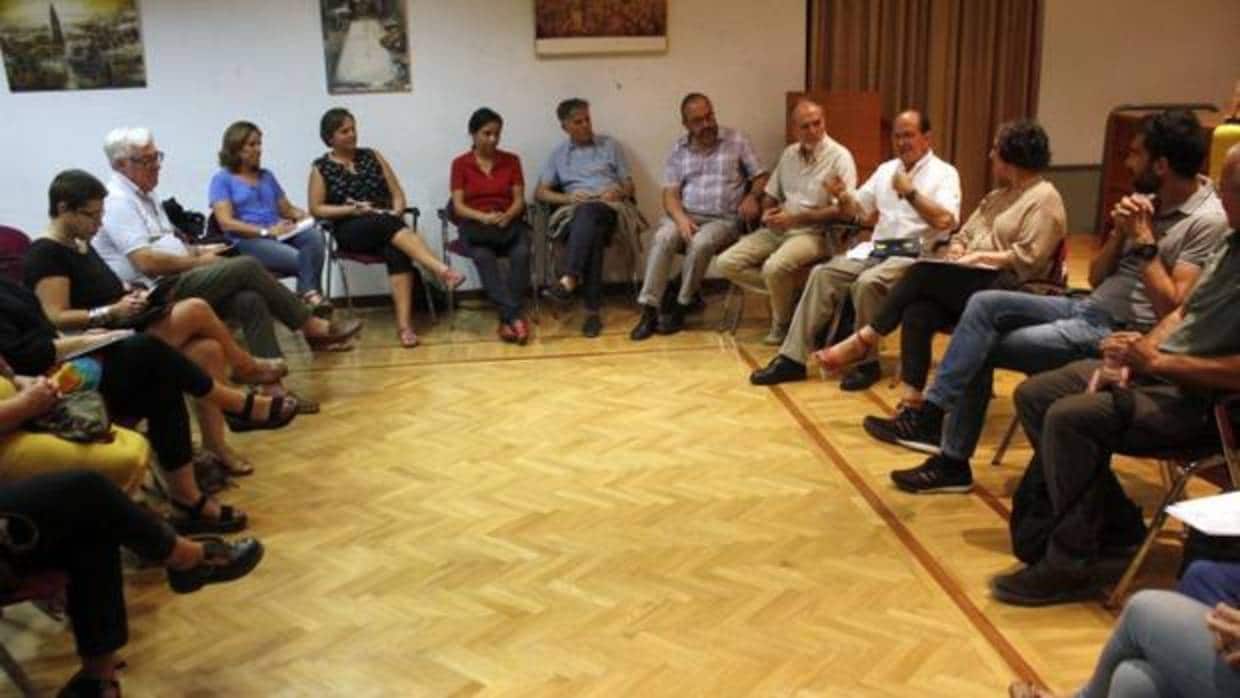 El cura Solalinde (a la derecha, con camisa blanca) mantuvo un encuentro en Toledo con ONGs