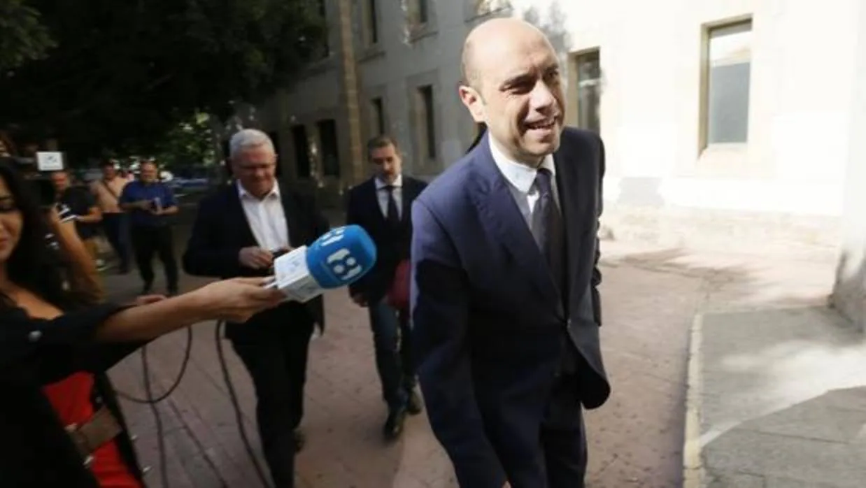 El alcalde de Alicante, Gabriel Echávarri, a su llegada a los juzgados para declarar, este viernes