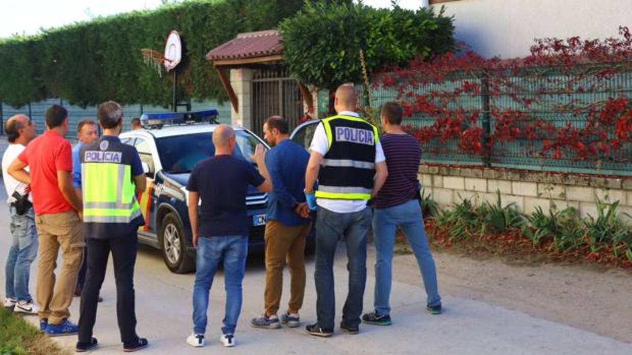 El acusado junto a varios agentes de Policía en la provincia de Álava