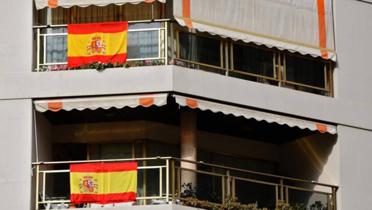 Imagen de varias banderas de España en unas viviendas de Valencia
