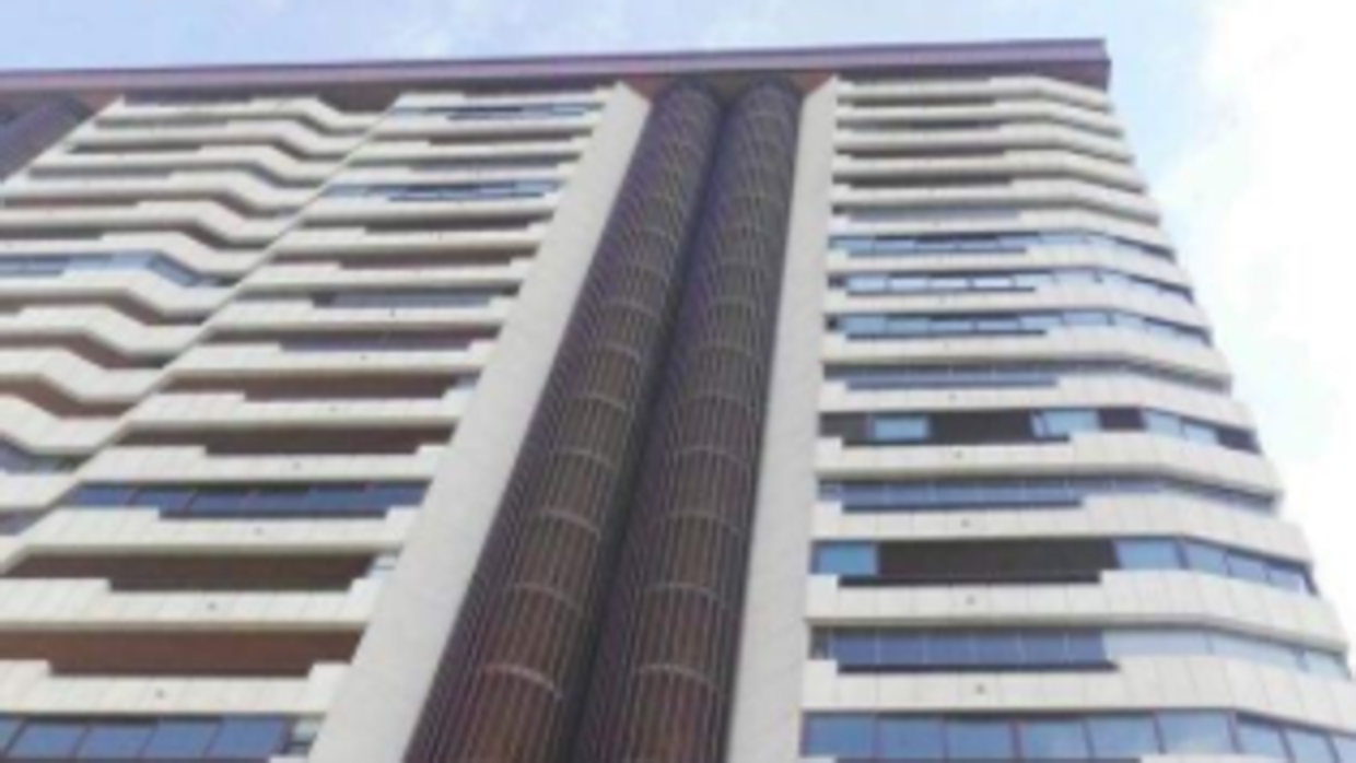 Fachada del edificio donde se ha producido el incendio, con las escaleras exteriores