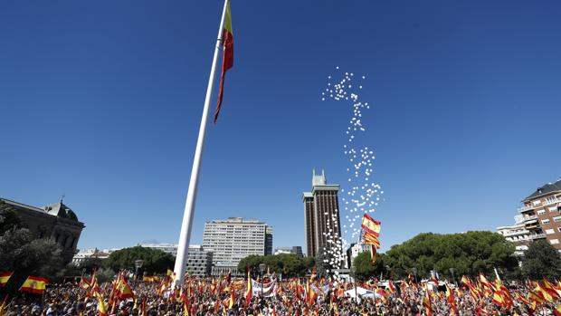 Miles de personas toman la Plaza de Colón para defender la unidad de España