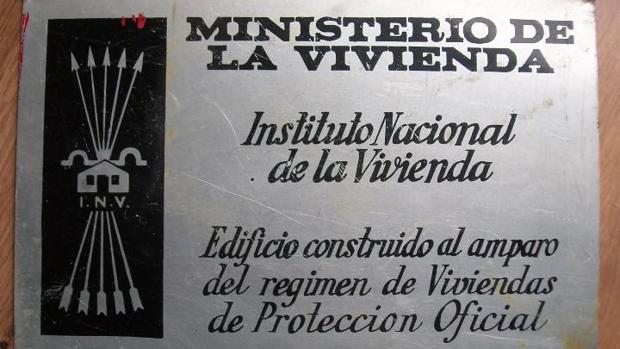 Carmena retirará las ayudas a las fincas que mantengan placas franquistas en sus portales