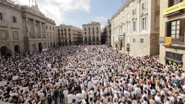 Centenares de personas claman en Barcelona por un diálogo entre Gobierno y Generalitat