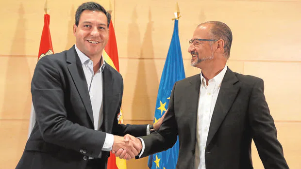 Raúl de la Hoz y Luis Fuentes se estrechan la mano tras firmar el acuerdo entre PP y Ciudadanos