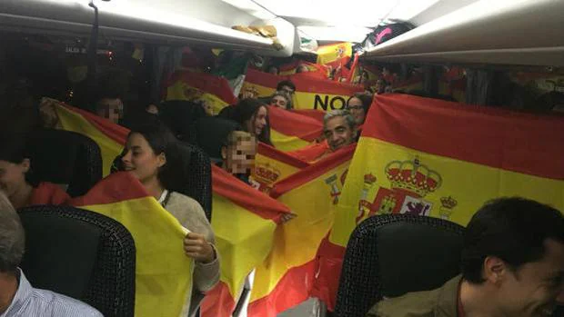 Ocho horas de autobús para ayudar a los «hermanos catalanes»