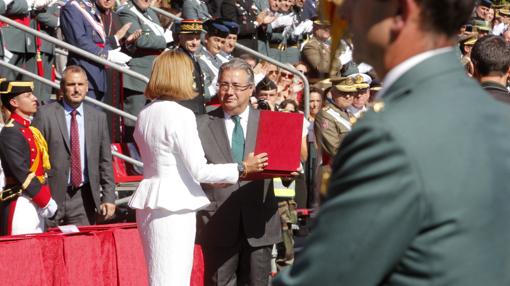 Los ministros Cospedal y Zoido, durante el acto