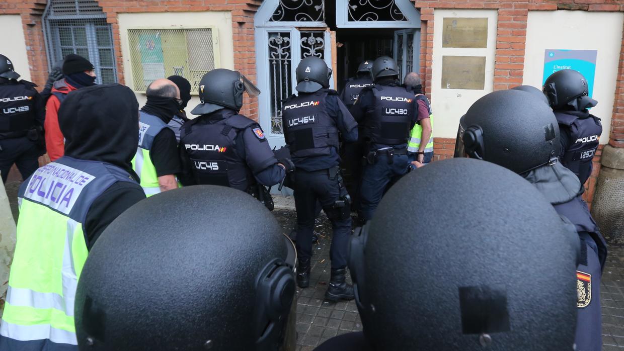 Antidisturbios desplegados en Hospitalet de Llobregat el 1 de octubre