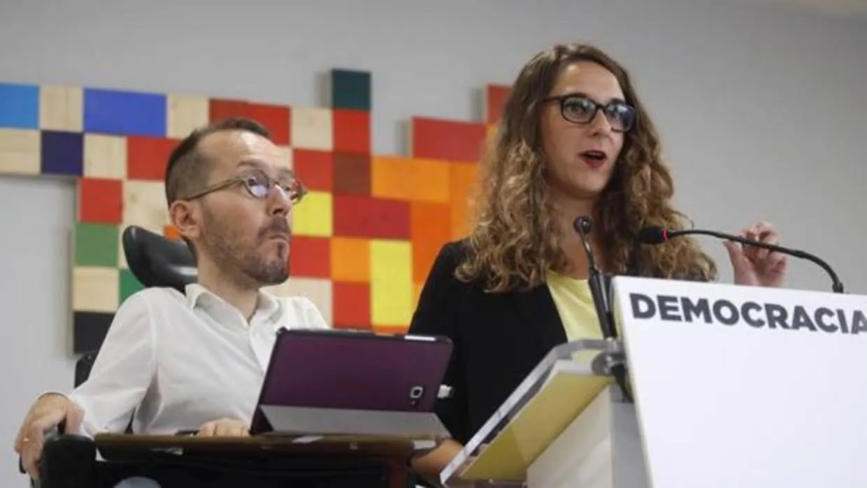El secretario de Organización de Podemos, Pablo Echenique, y la portavoz adjunta, Noelia Vera