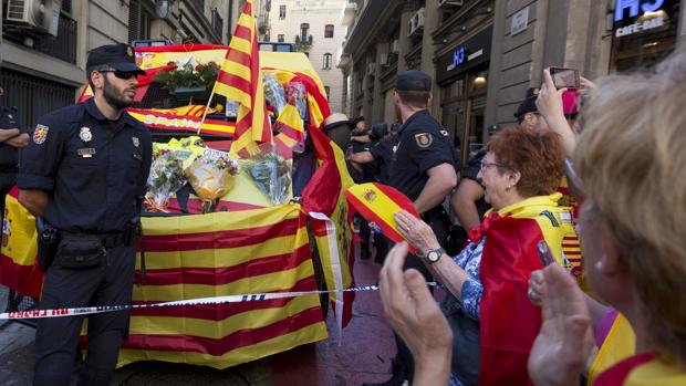 La Policía, entre abrazos y ánimos: «Este ha sido el mejor servicio de mi vida»