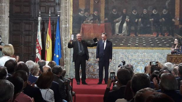 Serrat recibe la Alta Distinción de la Generalitat: «La independencia no se declara de un día para otro»