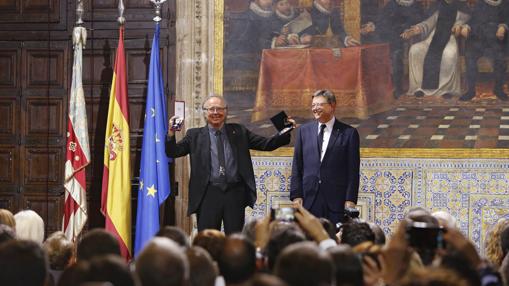 Joan Manuel Serrat recibe la Alta Distinción de la Generalitat de manos de Ximo Puig