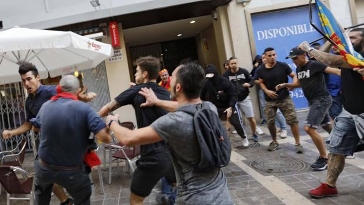 Imagen del grupo ultra que agredió a varios manifestantes independentistas en Valencia
