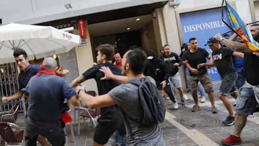 Imagen de los altercados provocados por ultras de extrema derecha en Valencia