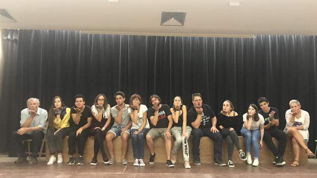 L'Escola Municipal de Teatre de Teulada interpreta la obra «Besos»