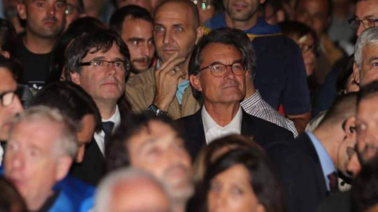 Artur Mas junto a Carles Puigdemont en el cierre de campaña del referendum ilegal en Barcelona