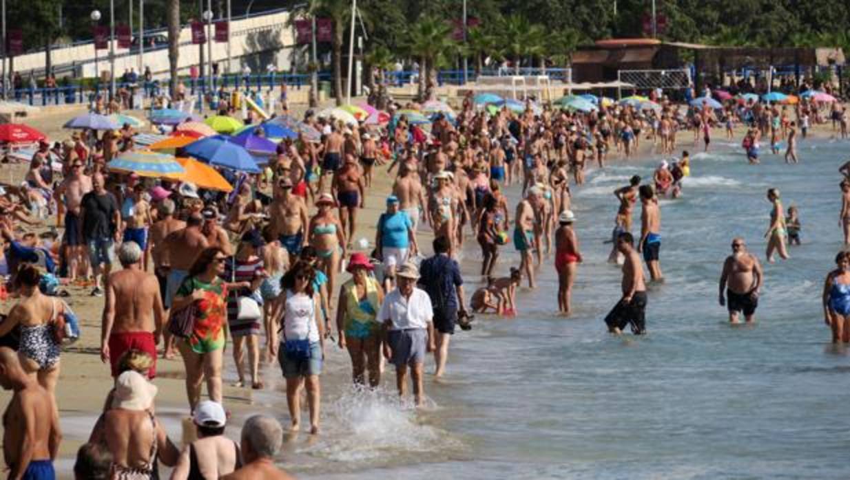 Imagen tomada este lunes en la playa de El Postiguet de Alicante