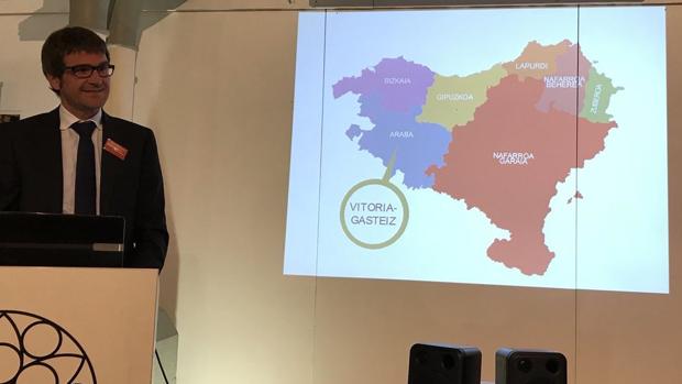 El alcalde de Vitoria utiliza un mapa político de «Euskal Herria» para promocionar la ciudad en Belfast