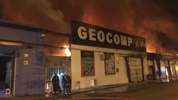 Un incendio en Cobo Calleja destruye dos naves con productos de bazares chinos