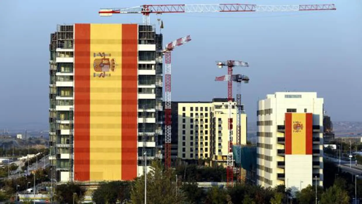 Los dos edificio con la bandera de España, en Valdebebas
