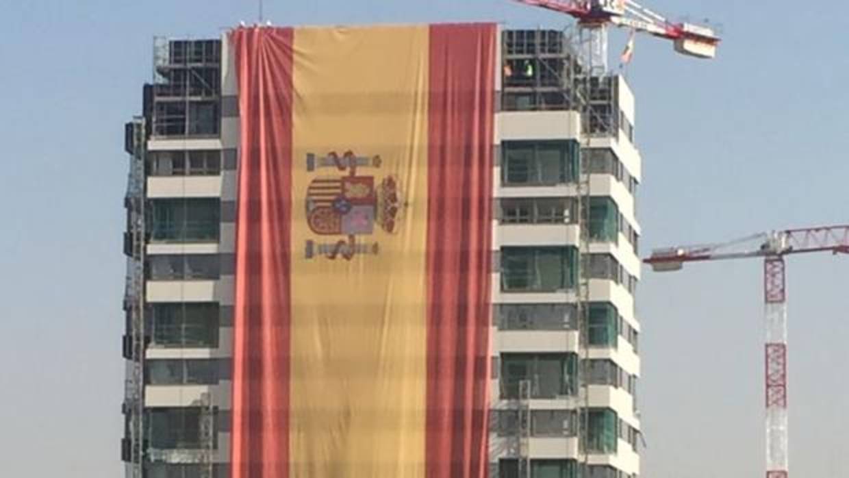 La bandera de España en el edificio de Valdebebas