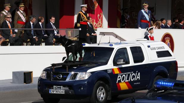 Miles de personas arropan a la Policía en su vuelta al desfile por el Día de la Fiesta Nacional
