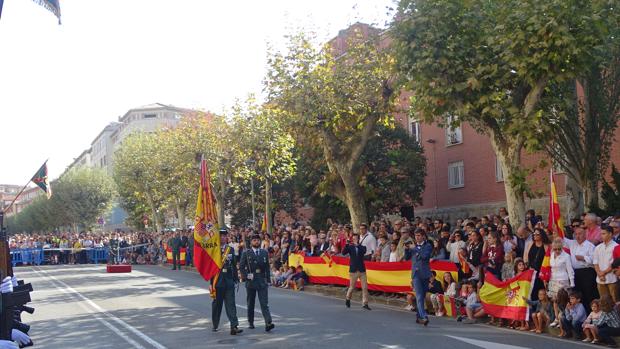 Cientos de pamploneses arropan a la Guardia Civil mientras el Parlamento celebra en solitario el día de la Resistencia Indígena