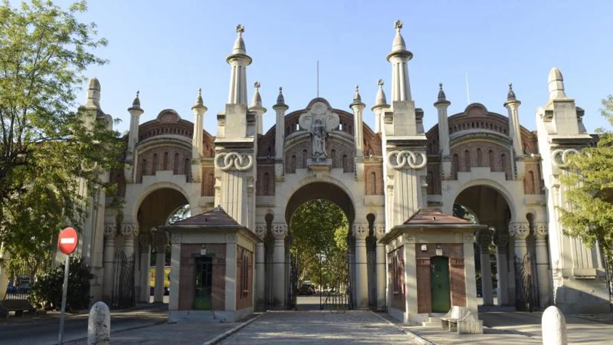 Los pórticos de etilo neomudéjar del Cementerio de La Almudena que serán revisados