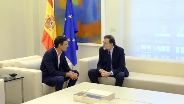 Las tres horas de reunión entre Rajoy y Sánchez que acorralaron a Puigdemont