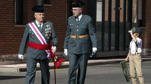 El general jefe de la XII Zona de la Guardia Civil de Castilla y León, Francisco Javier Sualdea, participa en los actos organizados en la Comandancia de León con motivo de la festividad del Pilar