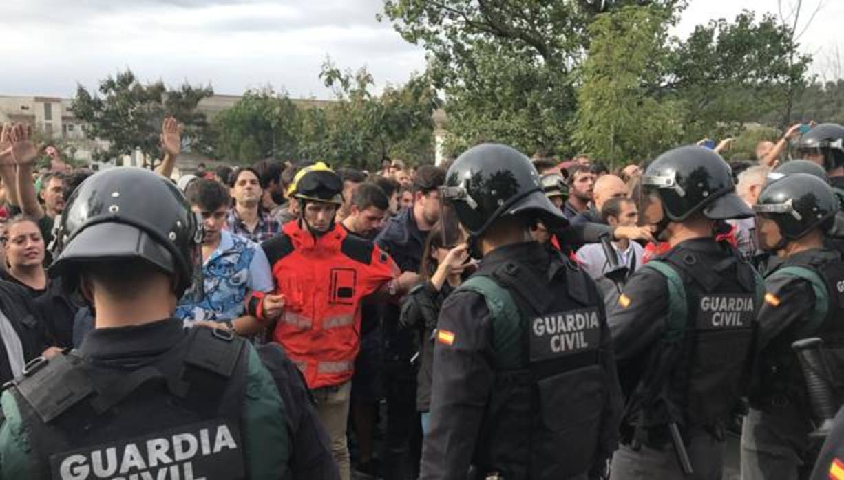 Enfrentamiento con la Guardia Civil en San Julián de Ramis, pueblo de Puigdemont, el 1-O