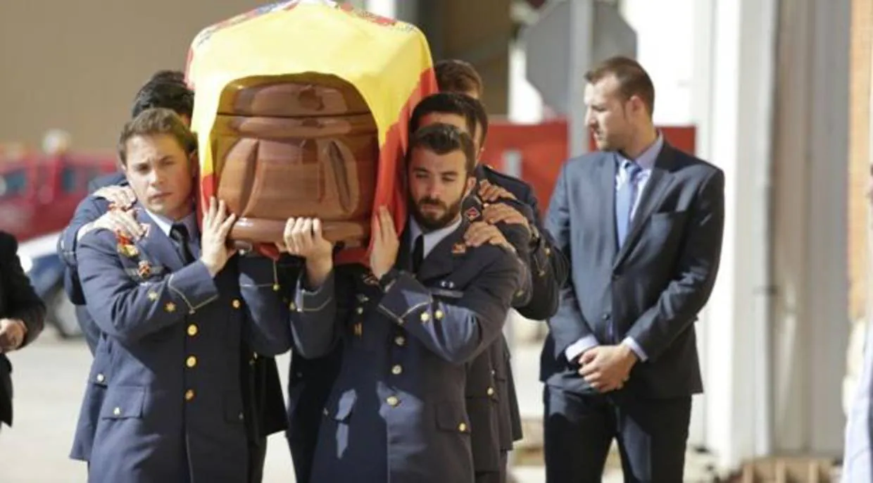 Los compañeros del capitán Aybar trasportan el ataúd con sus restos mortales