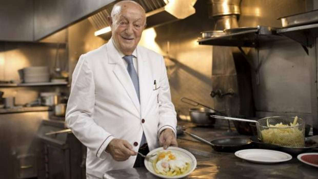 Lucio Blázquez, en Casa Lucio, con sus famosos huevos estrellados