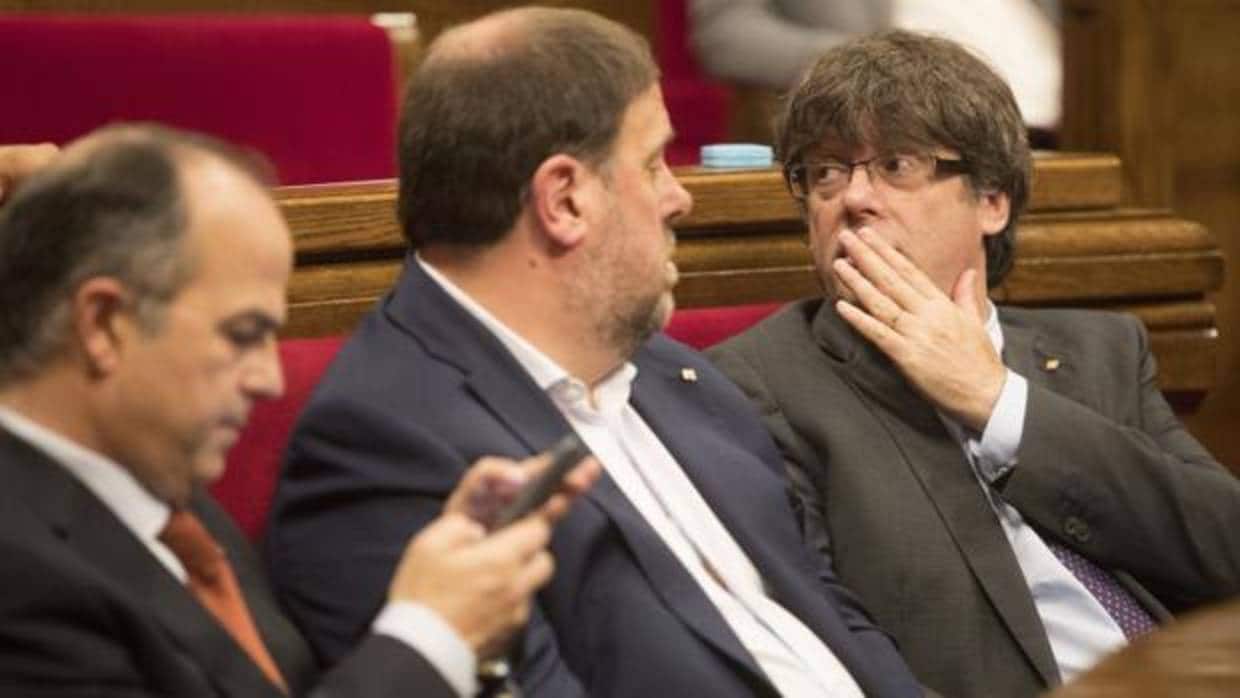 Puigdemont junto a Junqueras en una sesión del Parlament